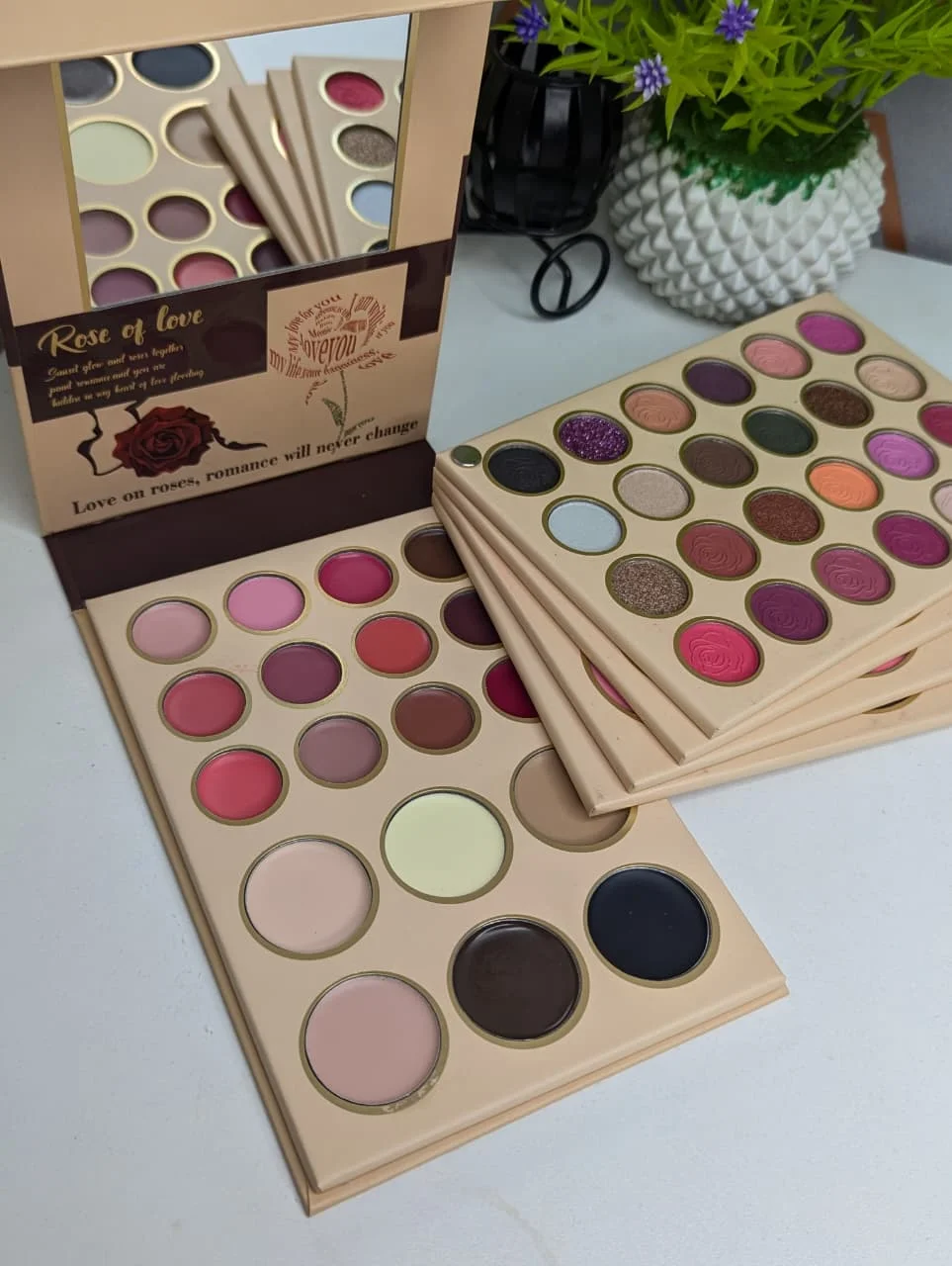 BELZGMEE Book-Shaped Eyeshadow Palette - Image 2